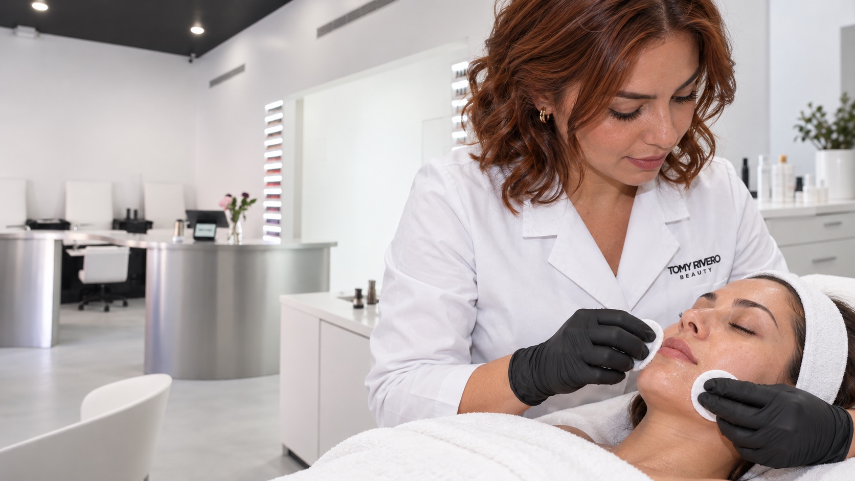 Esteticista con bata blanca de Tomy Rivero Beauty realizando un facial en un espacio iluminado